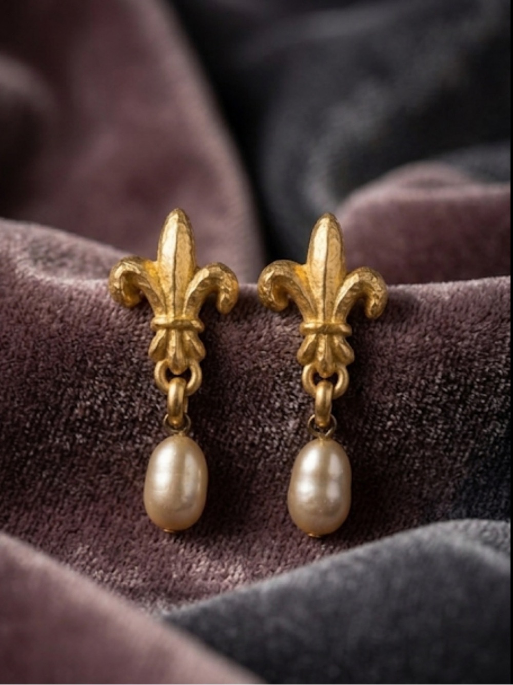 Designer GUY LAROCHE x PARIS |Vtg ⚜️Gold Fleur-de-Lis Drop Clip Earrings Dangles